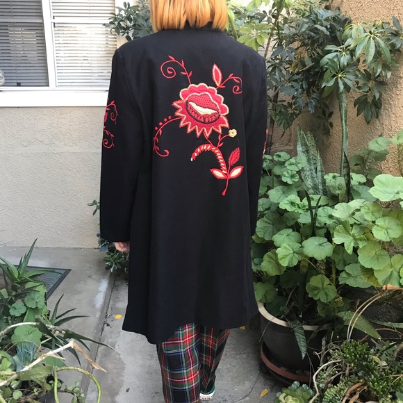 New vintage black cotton coat with bright red embroidery - Picture 9 of 13